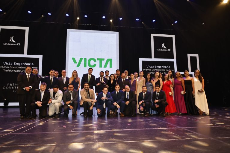 Foto da equipe da Victa com o prêmio de construtora do ano em 2025.