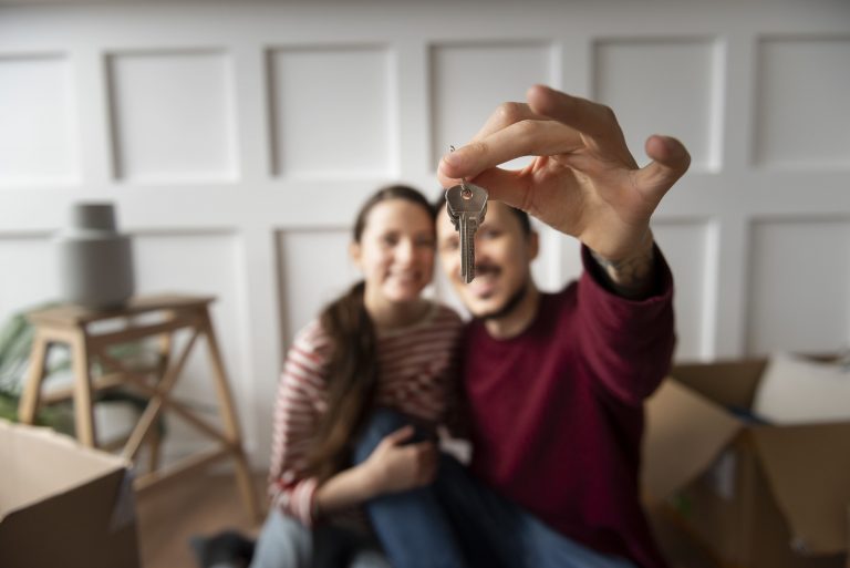 casal com chaves em mãos explica Como funciona o minha casa minha vida