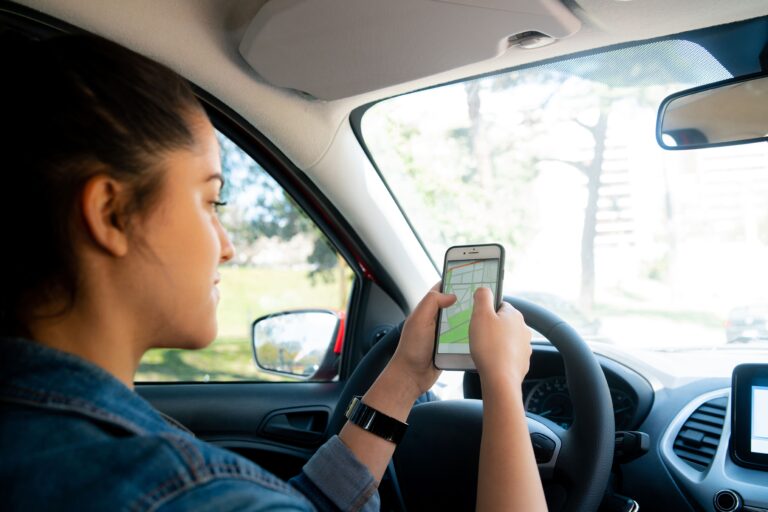 Mulher dirige carro para conseguir financiamento para motorista de aplicativo