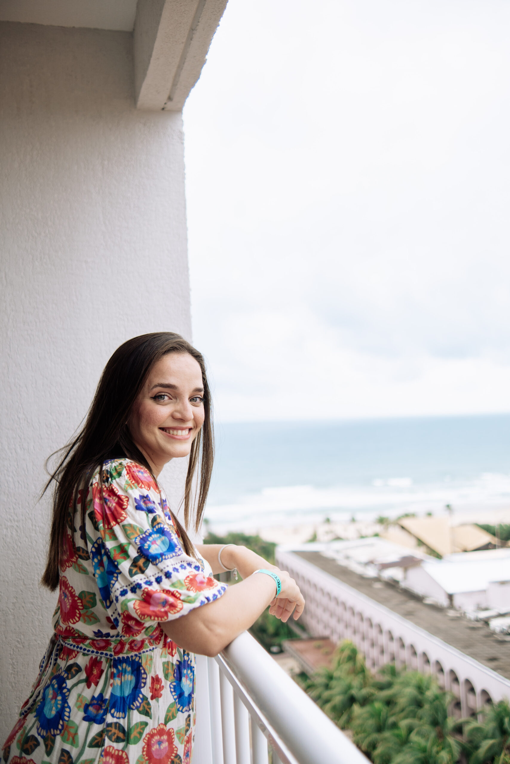 Mulher na sacada de empreendimento à beira mar na Praia do futuro